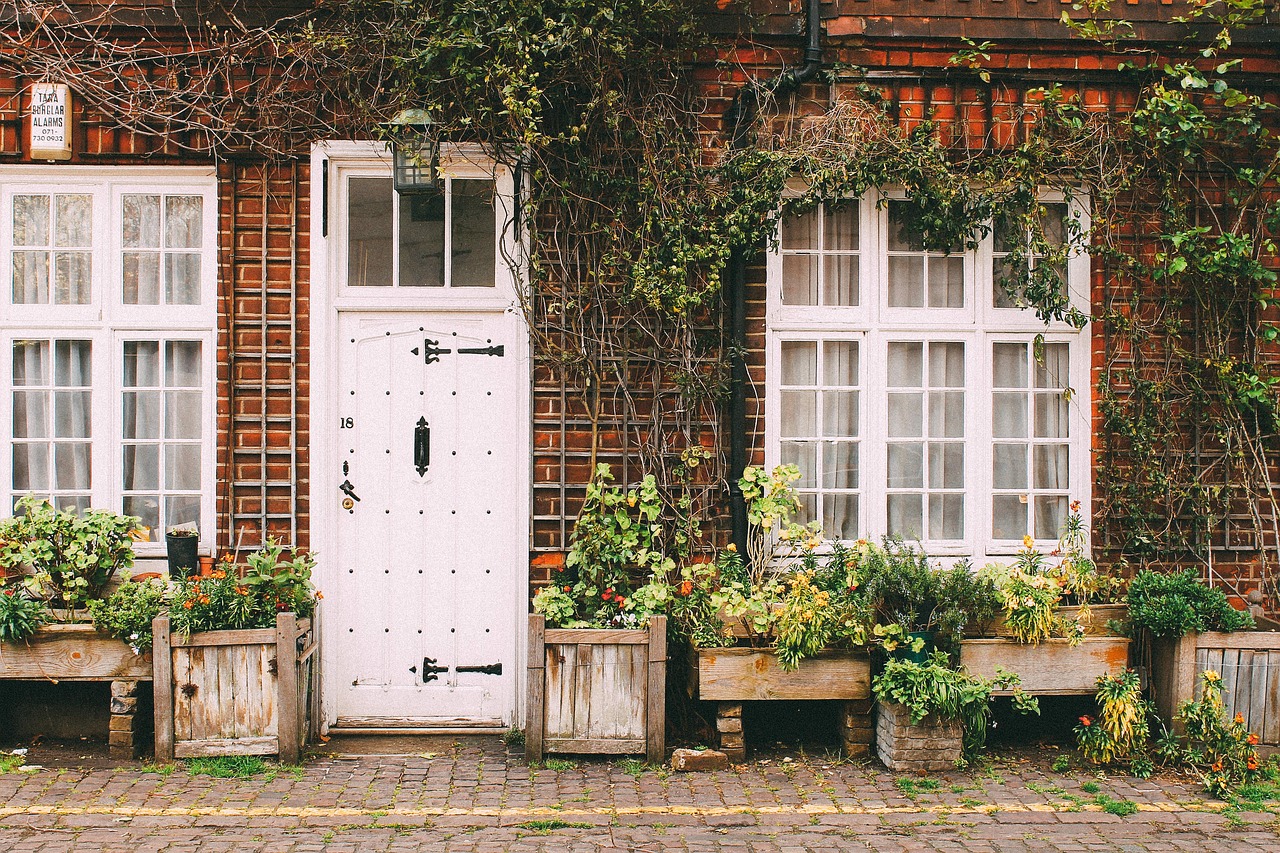 maison de fleurs en briques